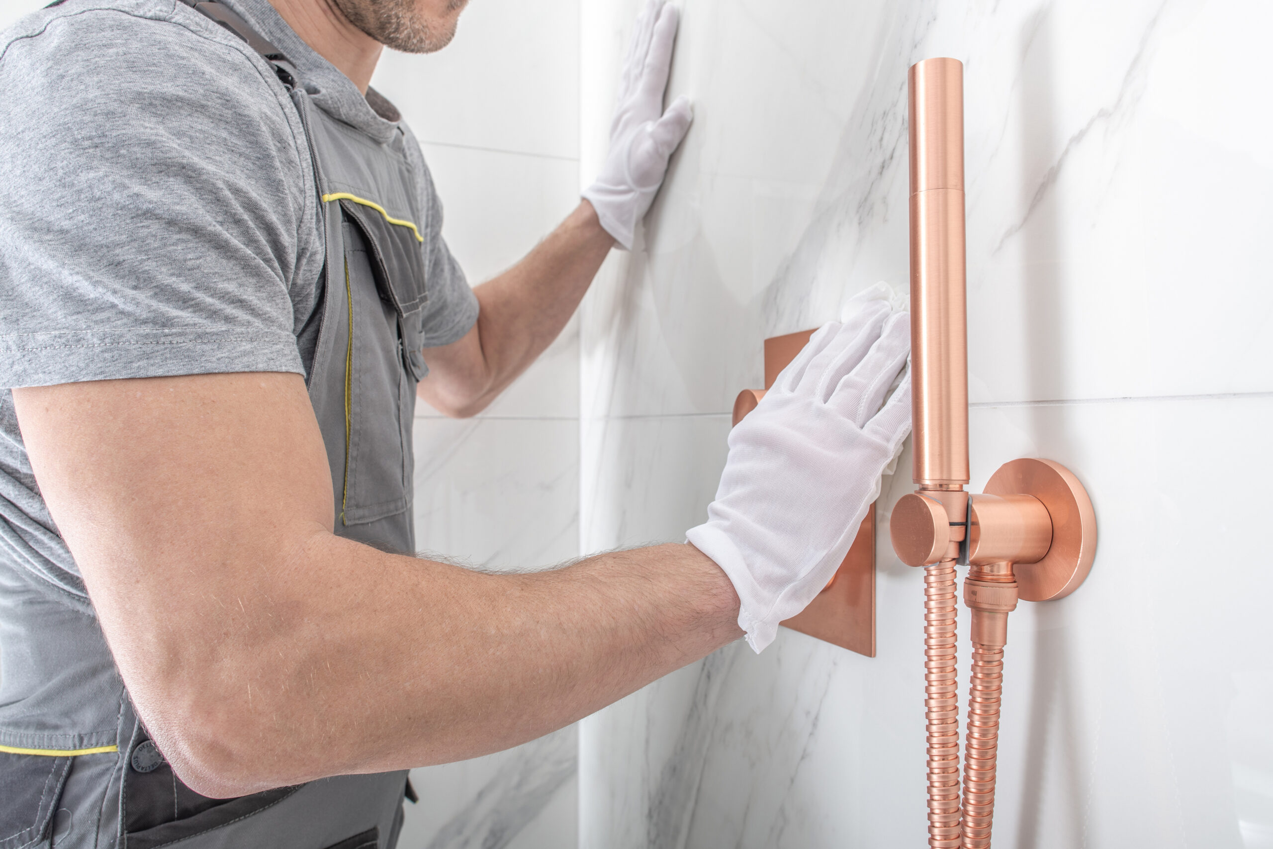 Shower Head Assembly Asentaja asentaa suihkua